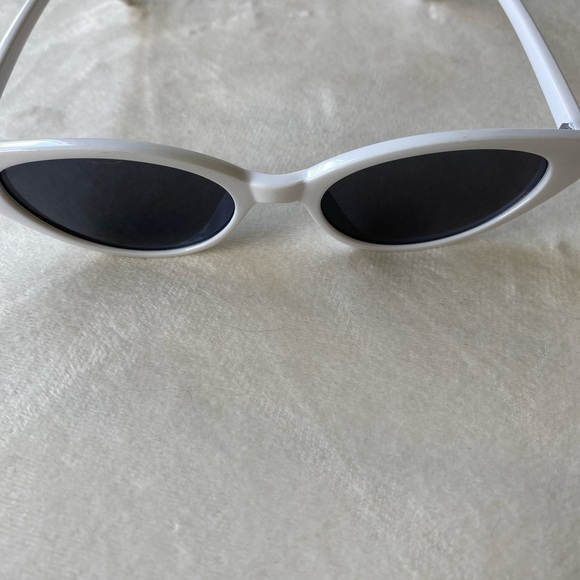 Chic White Cat-Eye Sunglasses - Picture 2 of 8